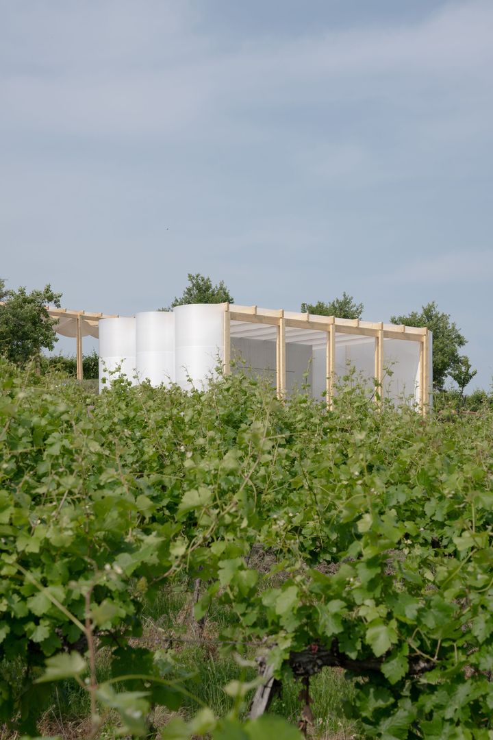 Architektonické riešenie festivalu nepracuje len s funkciou priestoru, ale aj s emóciou, symetriou, gradáciou a momentmi prekvapenia, ktoré formujú celkový zážitok návštevníkov.