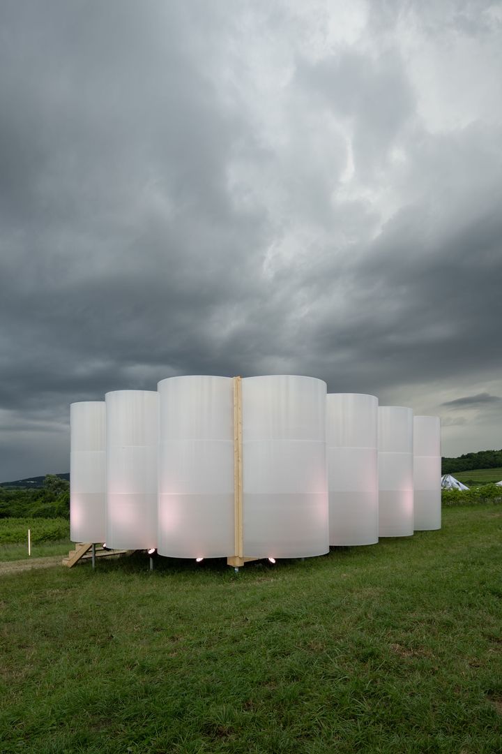Architektonické riešenie festivalu nepracuje len s funkciou priestoru, ale aj s emóciou, symetriou, gradáciou a momentmi prekvapenia, ktoré formujú celkový zážitok návštevníkov.