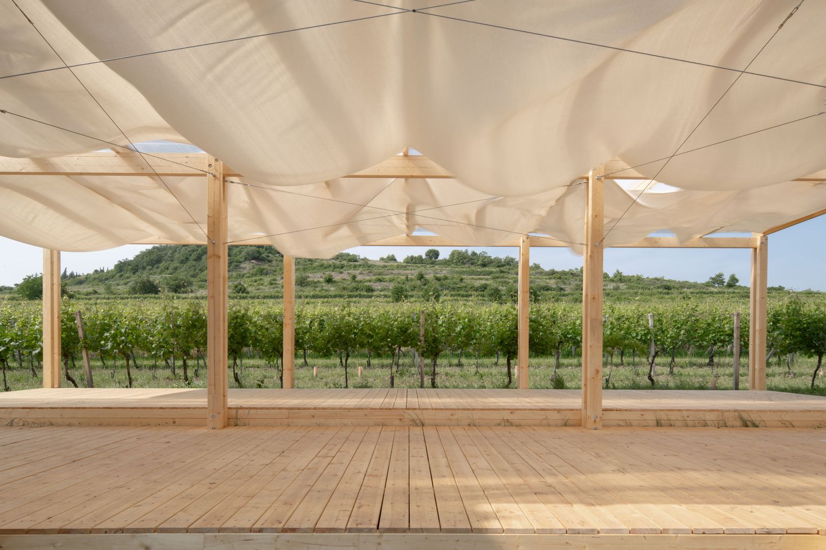 Architektonické riešenie festivalu nepracuje len s funkciou priestoru, ale aj s emóciou, symetriou, gradáciou a momentmi prekvapenia, ktoré formujú celkový zážitok návštevníkov.