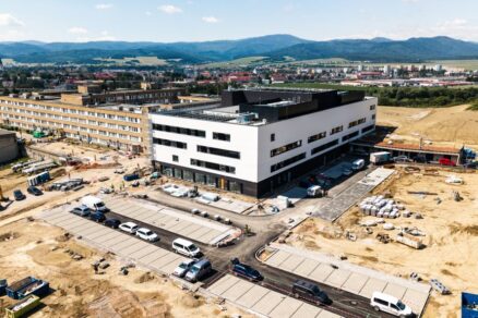 Nový pavilón spišskonovoveskej nemocnice má dokončenú fasádu
