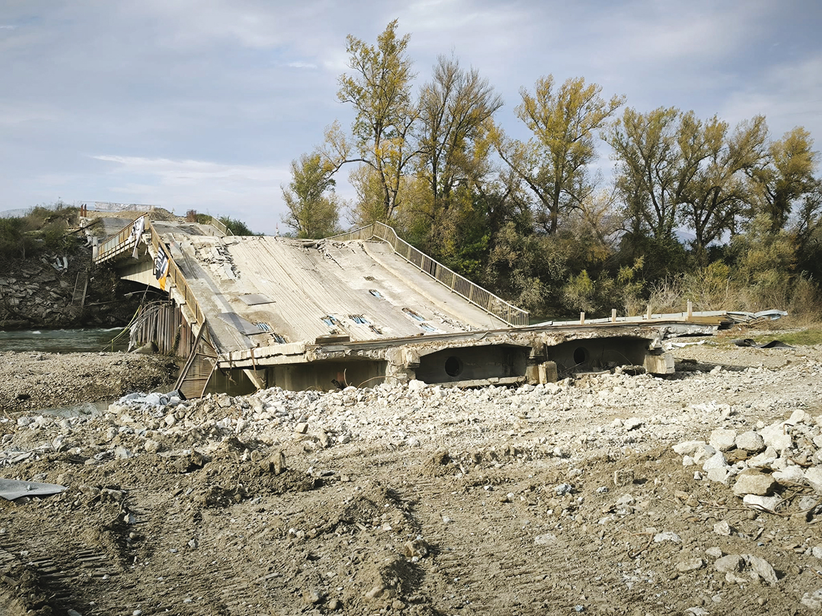 Obr. 5 Demolácia nosnej konštrukcie nad Váhom stav po odstrele Obr. 5 Demolácia nosnej konštrukcie nad Váhom stav po odstrele