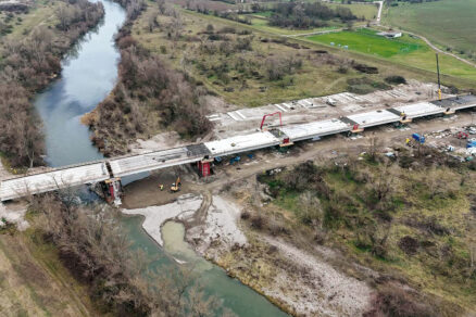 Obr. 6 Nová mostná konštrukcia nad Váhom
