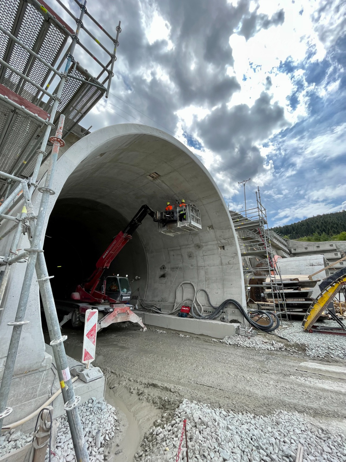 Práce na portálovej časti Tunela Višňové počas výstavby a povrchových úprav.