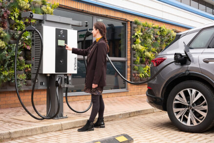 Nabíjacia stanica pre elektromobily s inteligentným riadením výkonu umožňuje efektívne využitie energie a komfortné nabíjanie v komerčných objektoch.