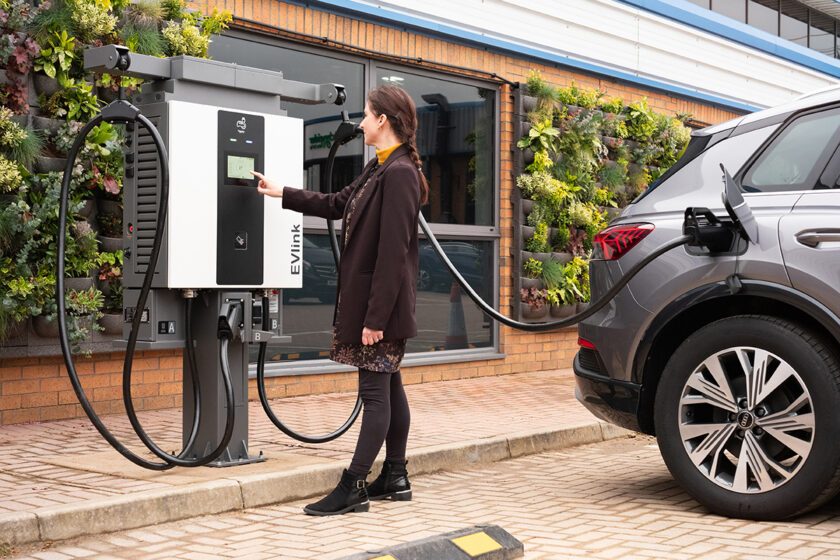 Nabíjacia stanica pre elektromobily s inteligentným riadením výkonu umožňuje efektívne využitie energie a komfortné nabíjanie v komerčných objektoch.