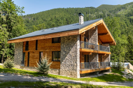 Projekt Nová Trangoška tvorí súbor horských apartmánov s kamenným obkladom, drevenou architektúrou a výhľadmi na okolité vrchy Nízkych Tatier.