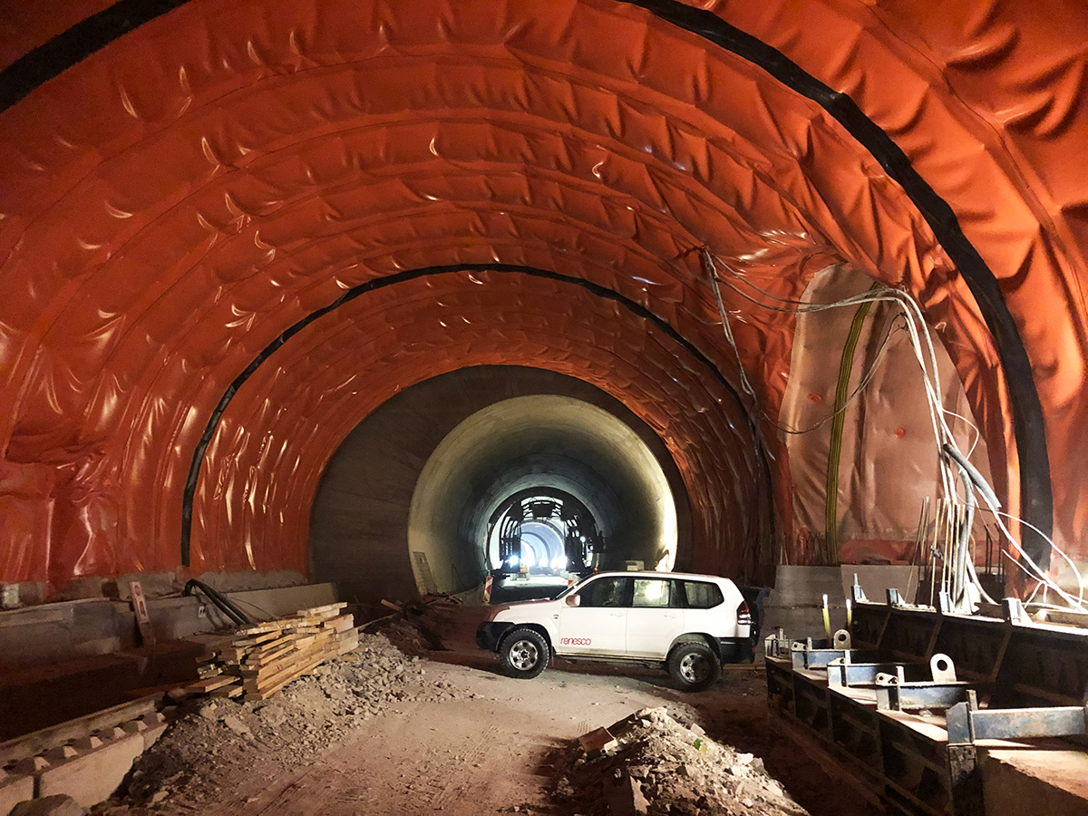 Hydroizolačná fólia počas realizácie sekundárneho ostenia Tunela Višňové.