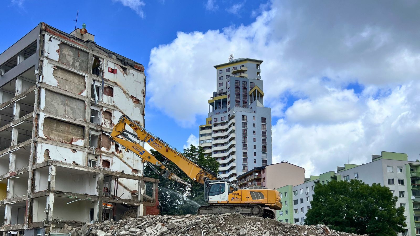 Asanácia bývalého Kovoprojektu prebieha s dôrazom na recykláciu stavebných materiálov.