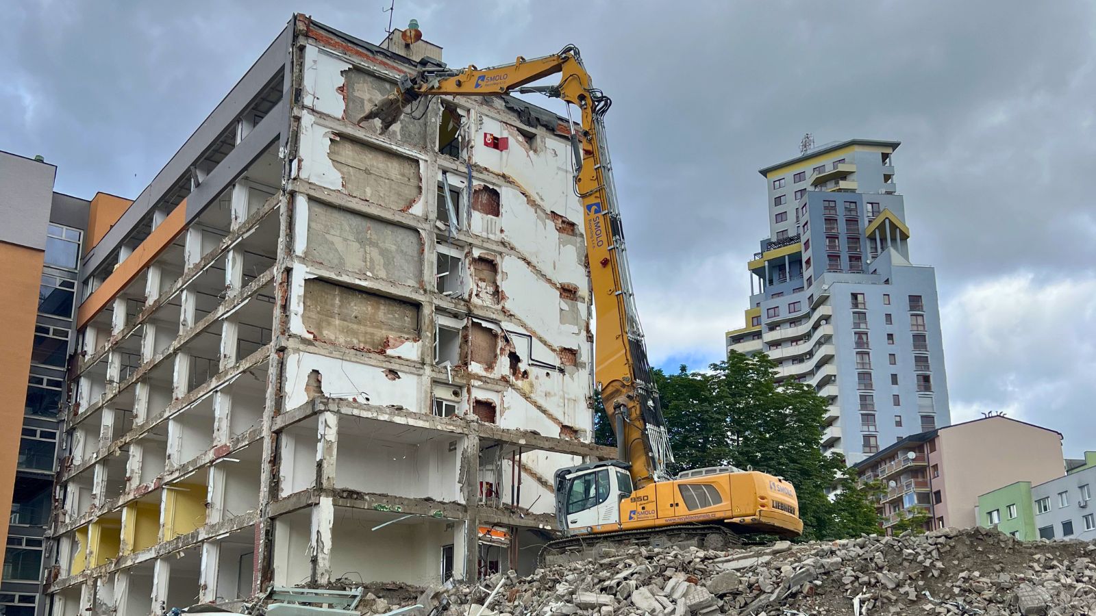 Asanácia bývalého Kovoprojektu prebieha s dôrazom na recykláciu stavebných materiálov.