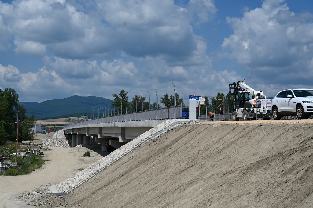 Modernizácia 7,5 kilometra dlhého úseku štátnej cesty I/9 na trase Chocholná – Mníchova Lehota sa blíži do finále. 