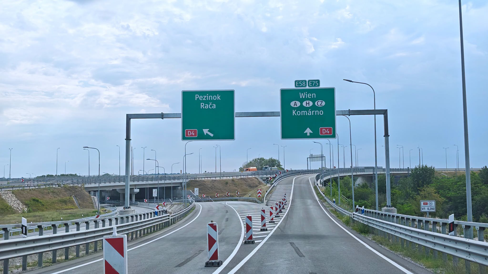 Diaľničná križovatka D1×D4 je dokončená. Bratislave má výrazne odľahčiť dopravu.