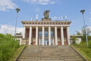 Bratislava prenajme hlavnú budovu Mičurinu VŠVU, vzniknúť by tu malo komunitné centrum. Rozhodnutie vyvolalo kritiku