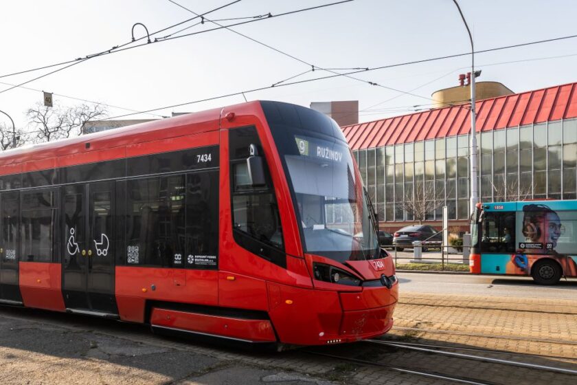 Na ilustračnom obrázku je električka do mestskej časti Bratislava-Ružinov.