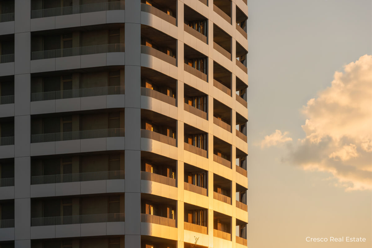 Detail fasády modernej výškovej budovy s balkónmi v rezidenčnom developmente.
