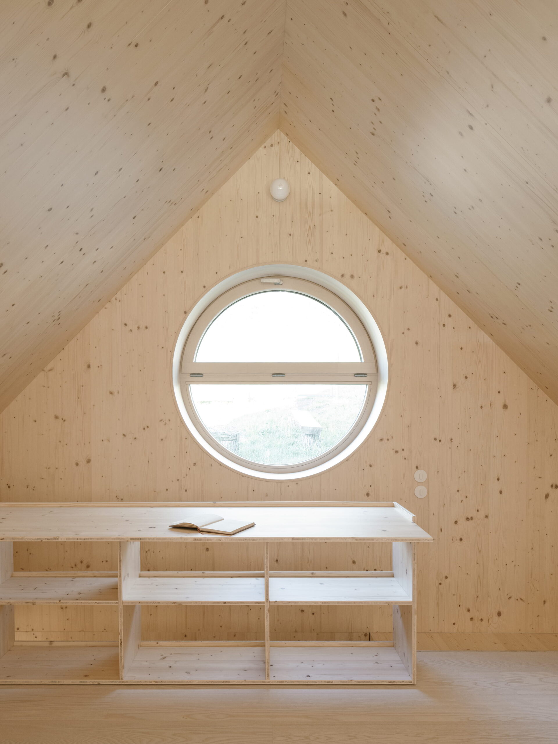 Kruhové okno predstavuje zaujímavý architektonický detail.