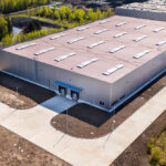 Dokončená průmyslová hala po realizaci EPC projektu včetně zpevněných ploch a dopravní infrastruktury.