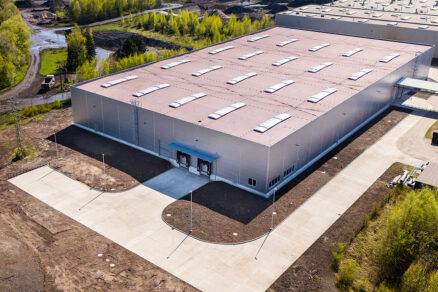 Dokončená průmyslová hala po realizaci EPC projektu včetně zpevněných ploch a dopravní infrastruktury.