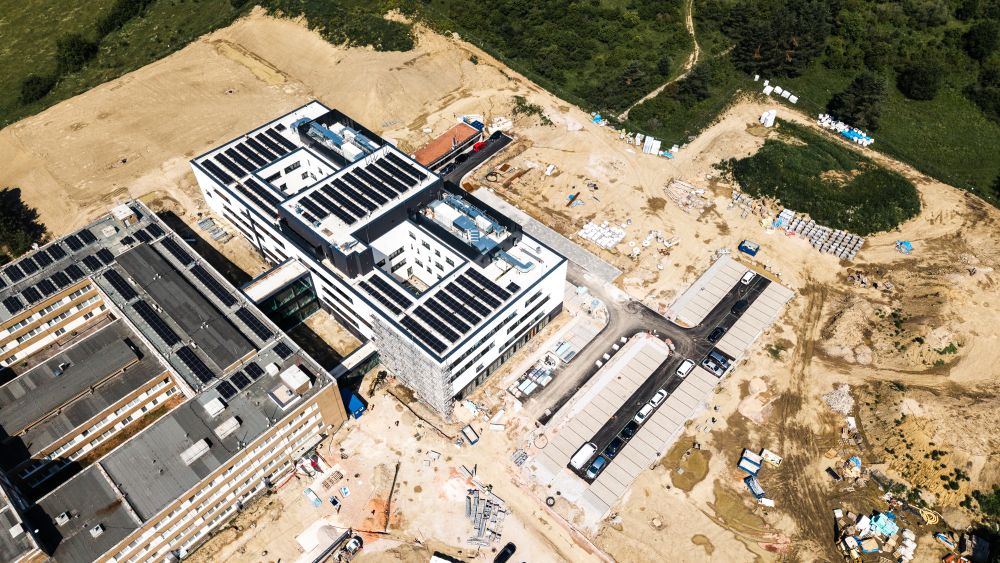 Pohľad zhora na pôdorysné usporiadanie nového pavilónu. Pohľad zhora na pôdorysné usporiadanie nového pavilónu.