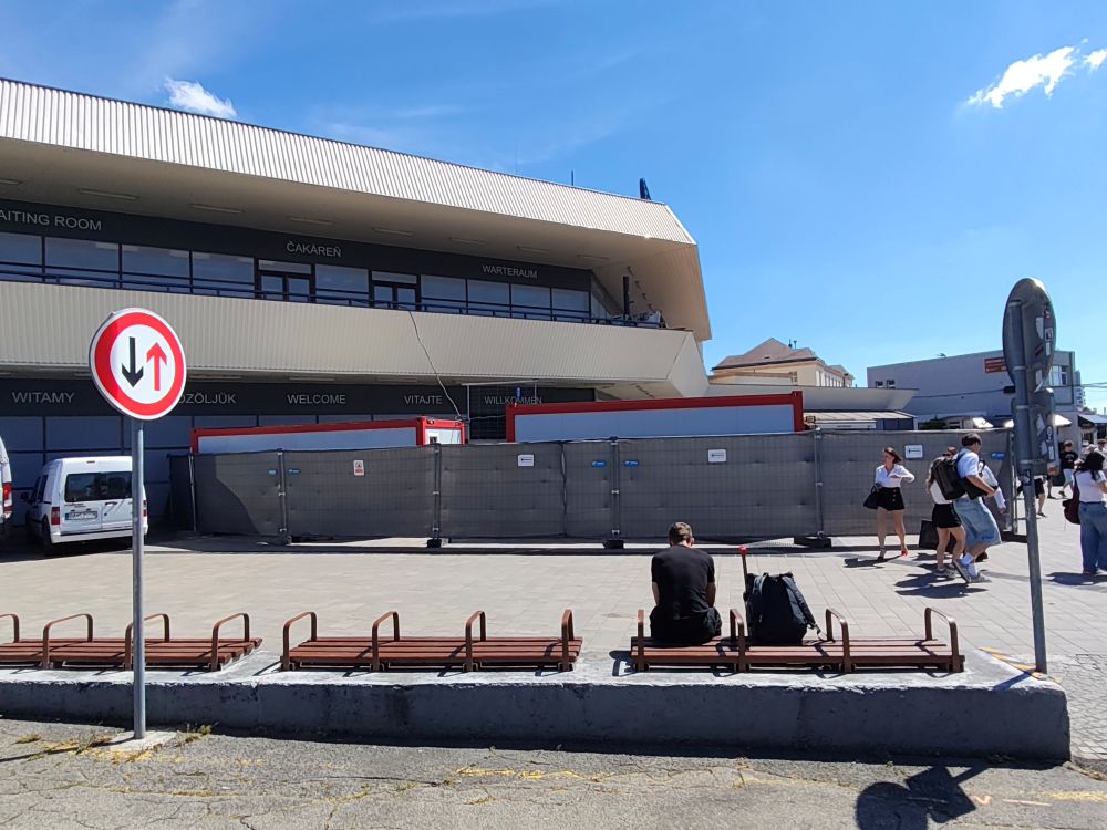 Stavenisko malej obnovy budovy ŽST Bratislava. Stavenisko malej obnovy budovy ŽST Bratislava.