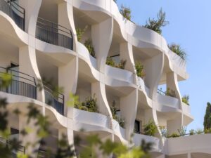 Obytný komplex Jardins Secrets stavil na biomimetickú architektúru aj odkaz na Gaudího