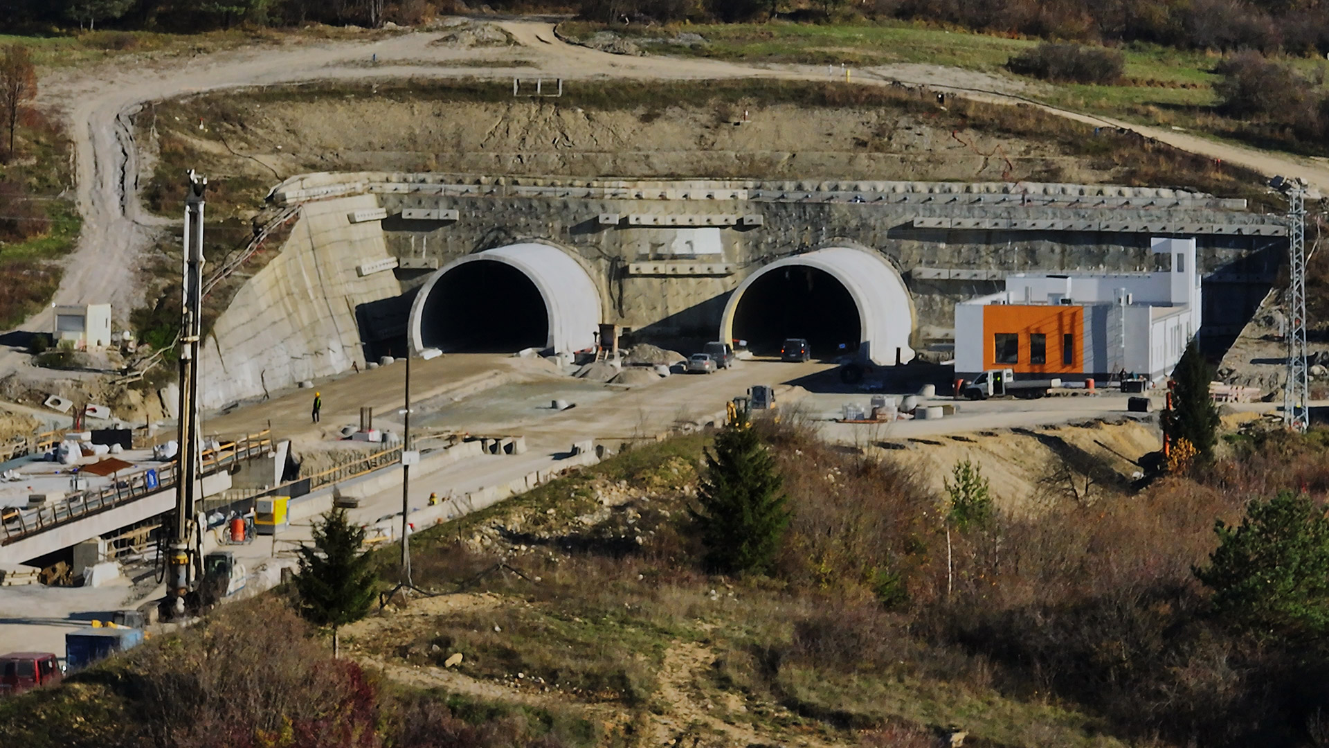 Tunel Čebrať s dĺžkou 3,6 km na diaľnici D1 medzi Hubovou a Ivachnovou bol stavebne aj technologicky dokončený v apríli 2026.
