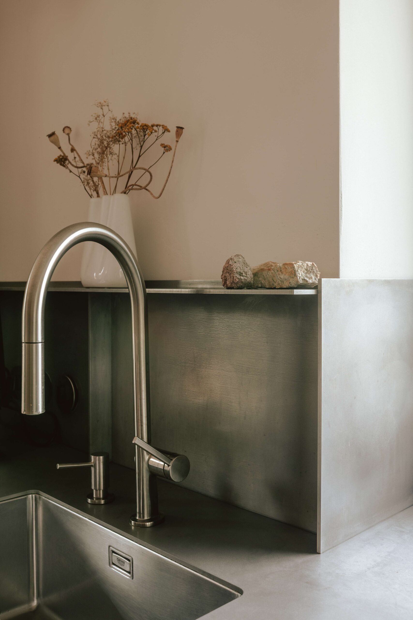 Hlavná časť rodinného domu sa sústreďuje na druhom nadzemnom podlaží. 