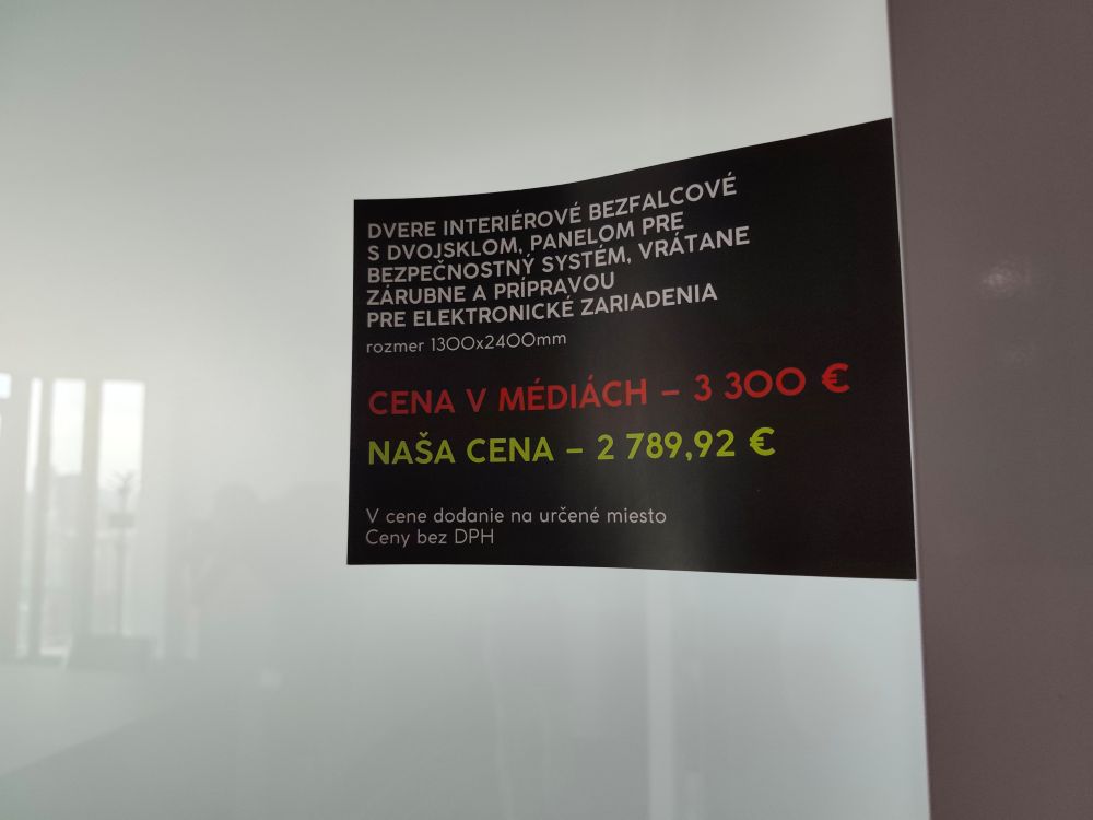 1784274997884 Takéto štítky s informáciami o cenách boli na zariadení počas mediálneho dňa v novom sídle ministerstva obrany.