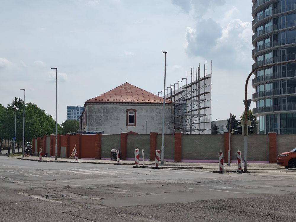 Obnova zachovala kruhový pôdorys pôvodnej budovy vojenskejubytovne Hviezda.