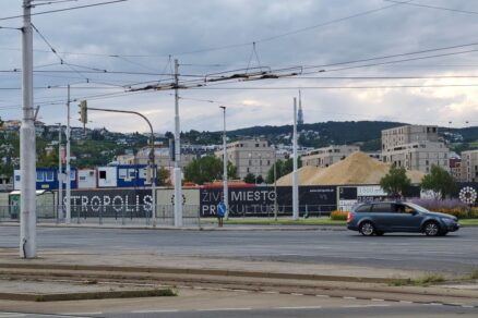 Na Novom Istropolise sa pracuje od konca januára 2026.