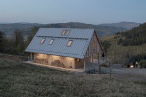 Valašský dom na kysuckých lazoch? Chata Husárik nad Čadcou nadväzuje na regionálnu architektúru