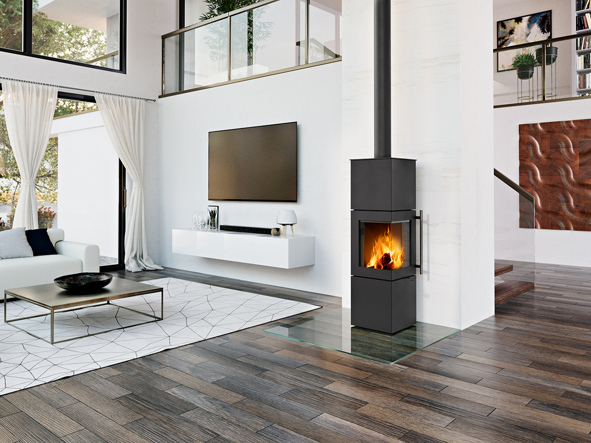 Model ESQUINA H Akumulačné krbové kachle v modernom interiéri s otvorenou galériou.