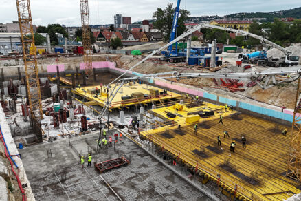 Pohľad zhora na stavebnú jamu a realizáciu podzemných podlaží projektu PARQ Zátišie.