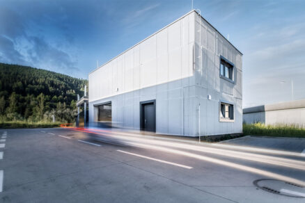 3D tlačená autoumyváreň z betónu pri obchodnom centre Klokan v Žiline počas večerného osvetlenia.