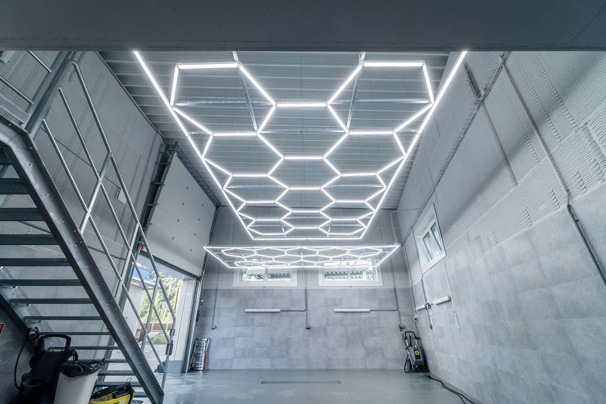 Interiér 3D tlačenej autoumyvárne s moderným LED osvetlením a umývacím boxom.