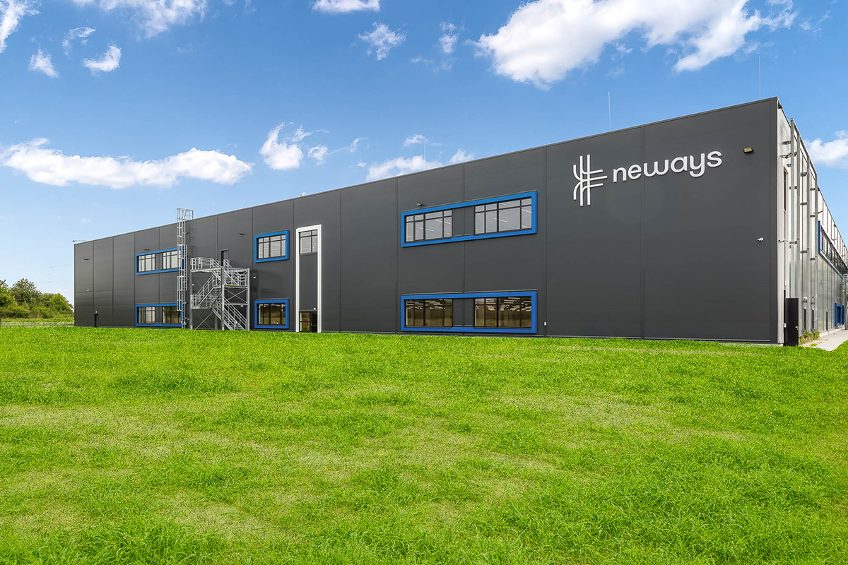 Pohľad na dvojpodlažnú výrobnú halu Newbuild Neways v Novej Dubnici s modernou fasádou a priestormi pre elektronickú výrobu vrátane CLEAN ROOM.