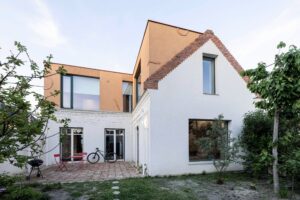 Jeden z posledných svedkov starej Petržalky. Získa citlivá rekonštrukcia rodinného domu cenu za architektúru?