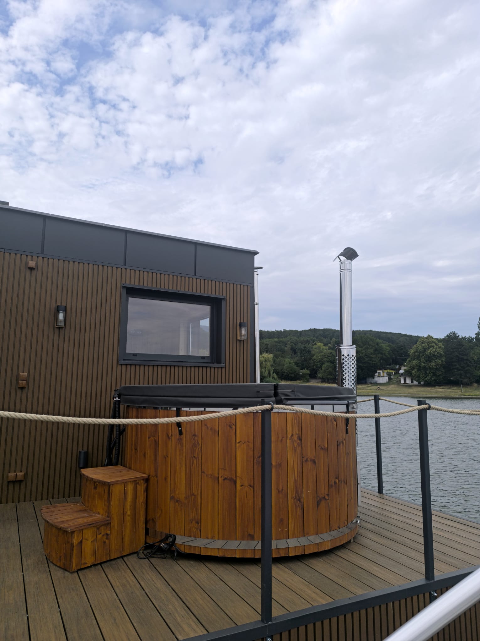Houseboat Glamour & wellness, Kaluža