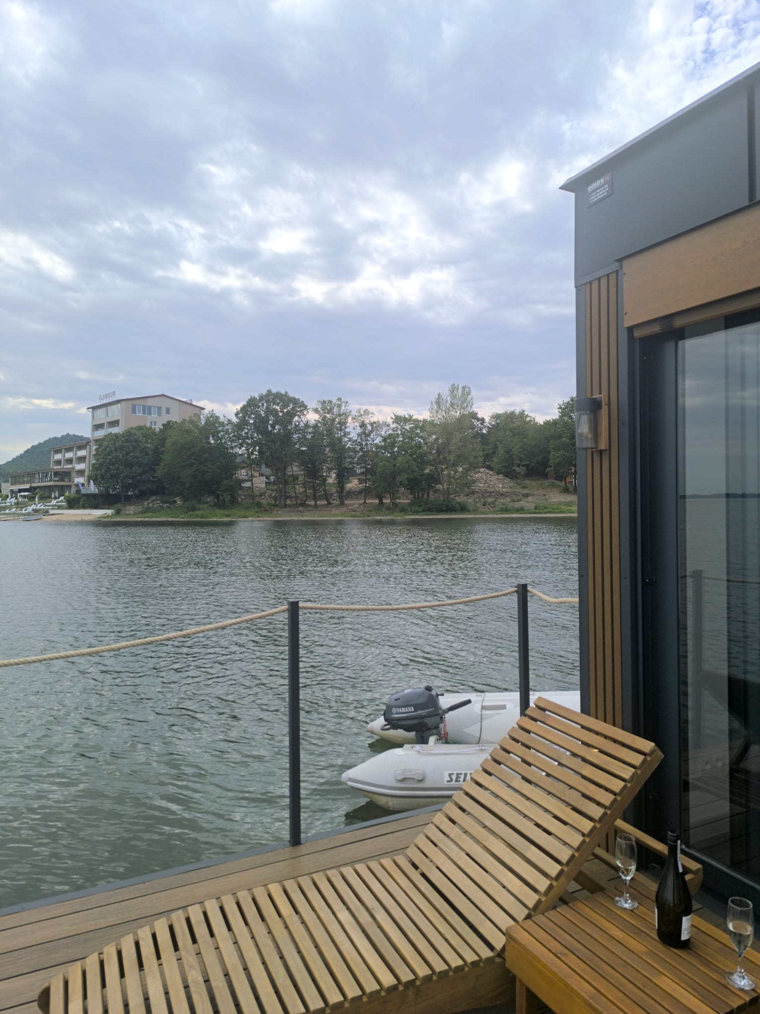 Houseboat Glamour & wellness, Kaluža