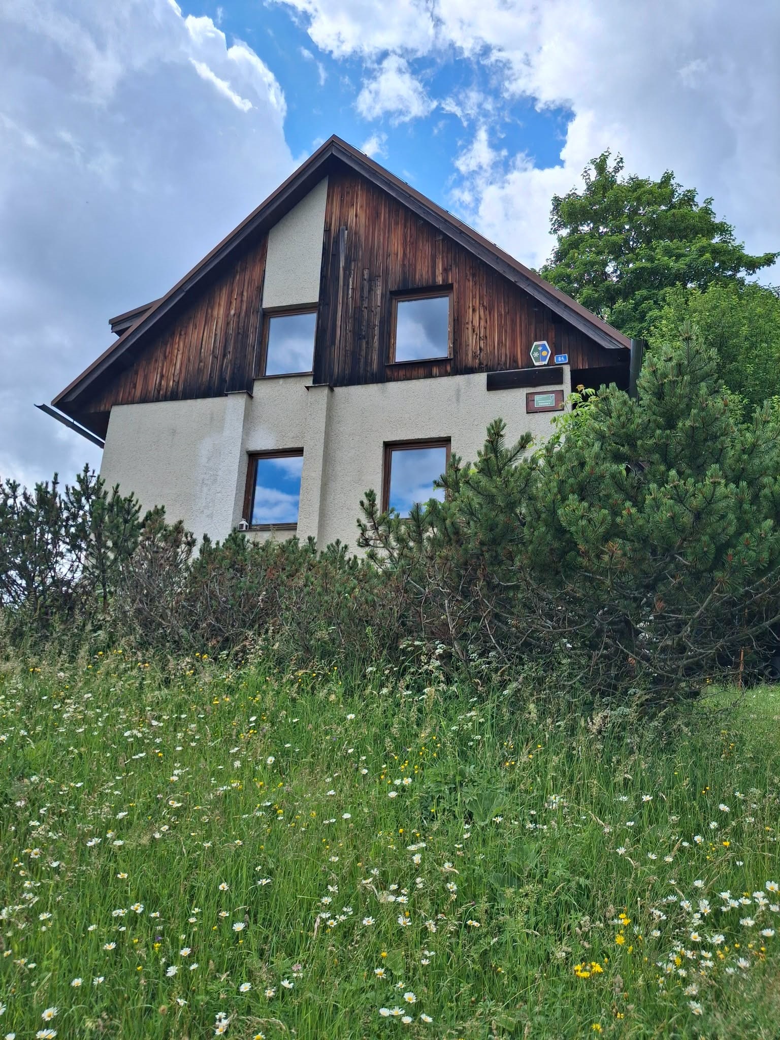 Exteriér terénnej stanice pred rekonštrukciou