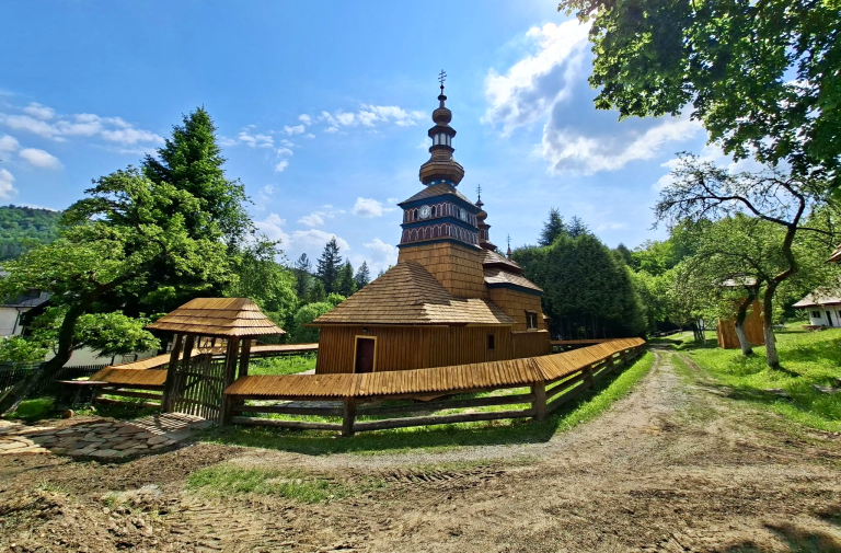 Drevený kostolík v skanzene