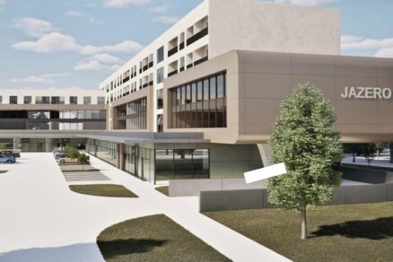 Investor plánuje vysadiť vzrastlé stromy v okolí multifunkčného centra.