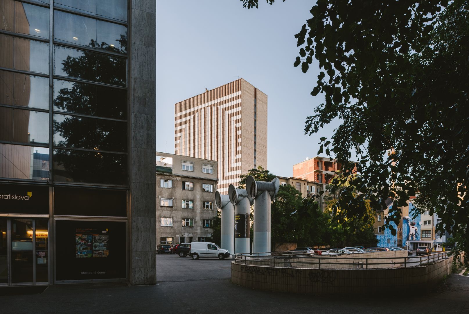 Na fasáde ikonického hotela Kyjev vytvoril dielo Hotel Kyjev Deconstructed. 