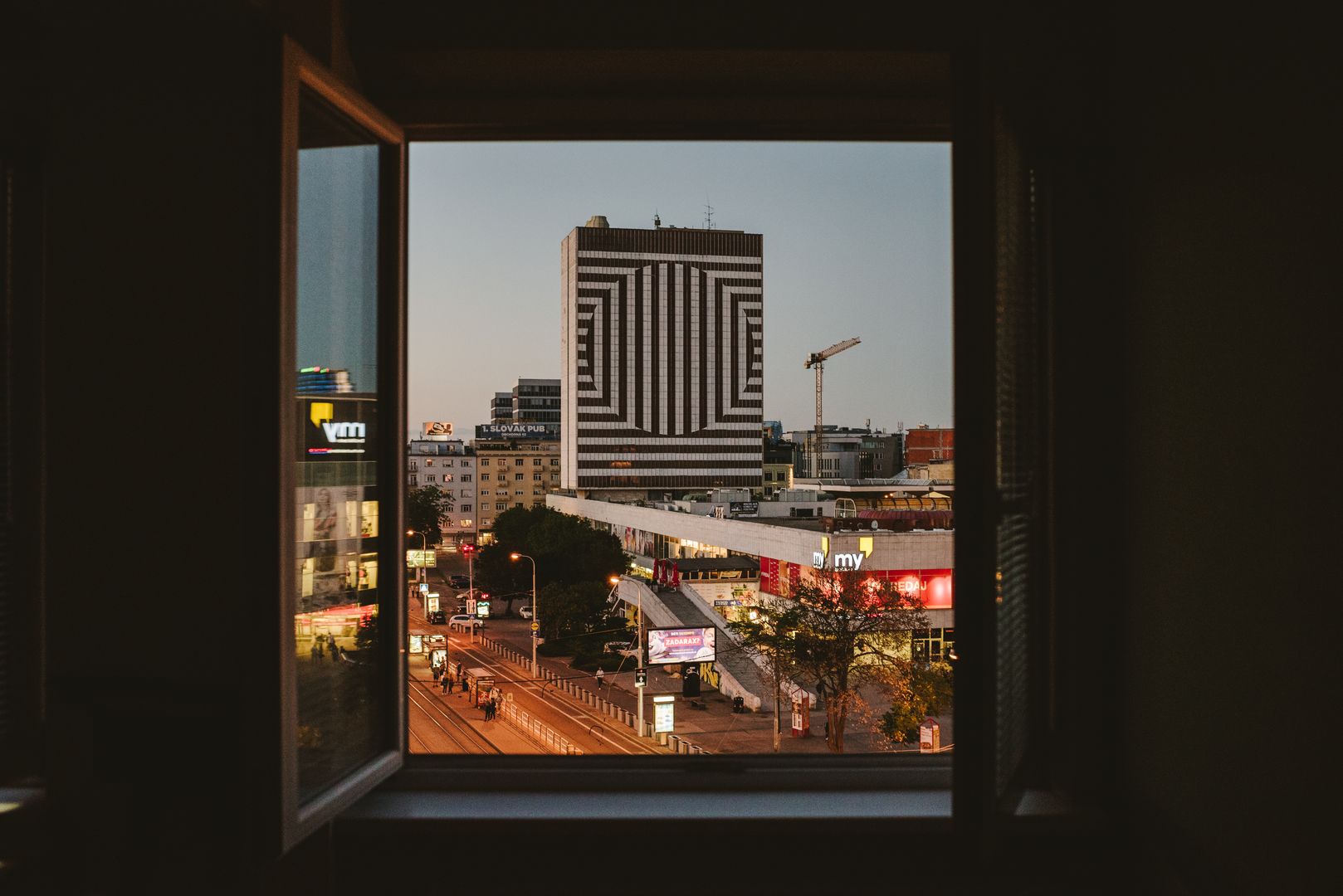 Na fasáde ikonického hotela Kyjev vytvoril dielo Hotel Kyjev Deconstructed. 