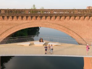 Ako oceľový náhrdelník na železničnom viadukte. Lávka vo Francúzsku zborila hranicu