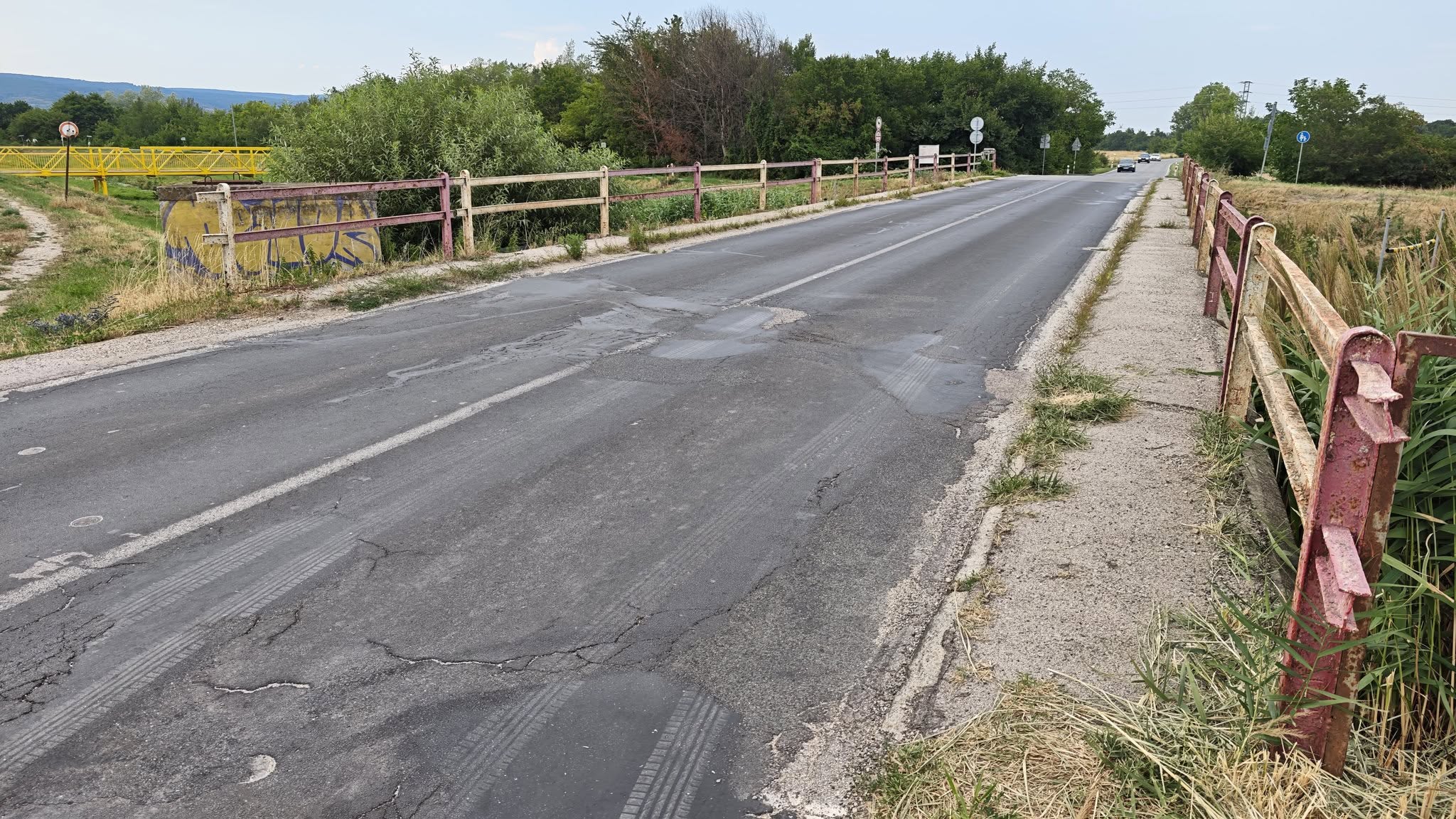 most cez sursky kanal vajnory cierna voda (1) Poškodená je vozovku a rímsy, zábradlia a ložiská sú hĺbkovo skorodované