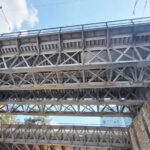 Pohľad na oceľové priehradové konštrukcie historického Wipkingského viaduktu v Zürichu počas rekonštrukcie.