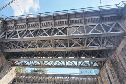Pohľad na oceľové priehradové konštrukcie historického Wipkingského viaduktu v Zürichu počas rekonštrukcie.