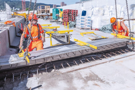 Montáž nového dilatačného záveru TENSA®RAIL RSU na železničnom moste počas obnovy viaduktu.