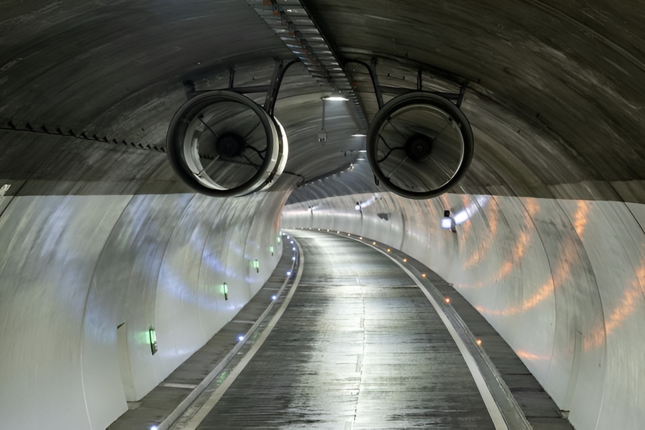 Napájanie tunela je zabezpečené dvoma nezávislými 22 kV prípojkami z rozvodní Lietavská Lúčka a Vrútky.