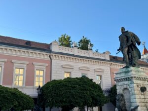 Komárno ukončilo ďalšiu etapu rekonštrukcie Zichyho paláca. Dominanta mesta má obnovenú fasádu